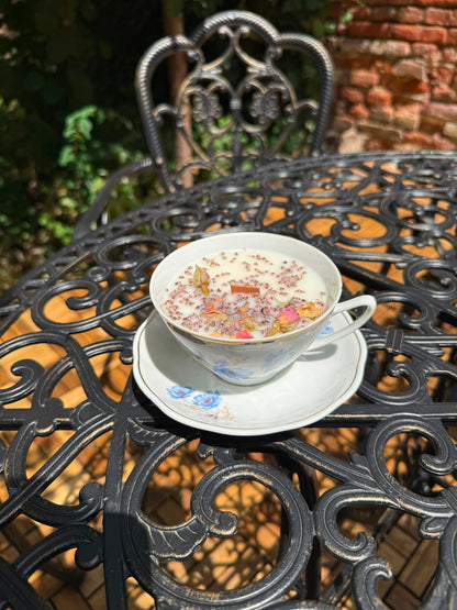 Lumânare parfumată în ceașcă vintage – Cafea & Bezea 170g